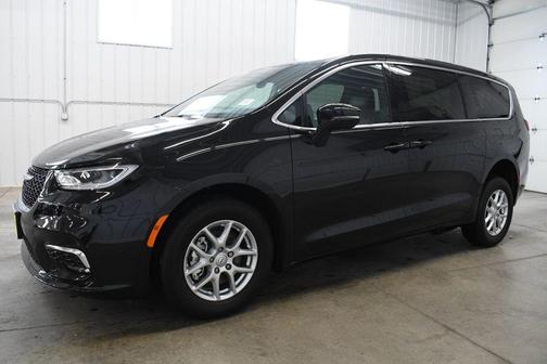 Diamond Black Crystal Pearlcoat 2026 Chrysler Pacifica L