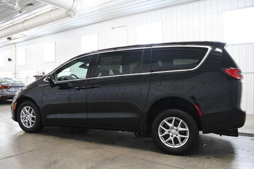 Diamond Black Crystal Pearlcoat 2026 Chrysler Pacifica L