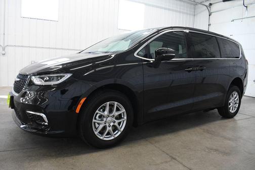 Diamond Black Crystal Pearlcoat 2026 Chrysler Pacifica L