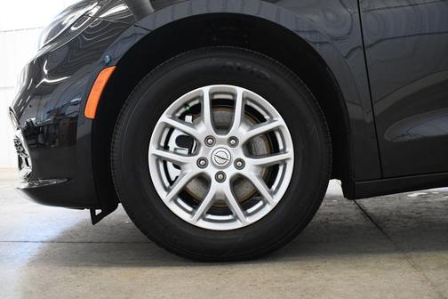 Diamond Black Crystal Pearlcoat 2026 Chrysler Pacifica L