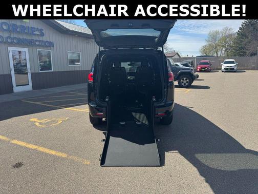 Diamond Black Crystal Pearlcoat 2026 Chrysler Pacifica L