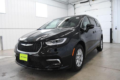 Diamond Black Crystal Pearlcoat 2026 Chrysler Pacifica L