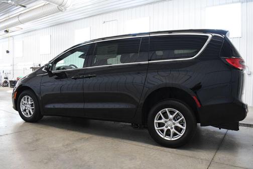 Diamond Black Crystal Pearlcoat 2026 Chrysler Pacifica L