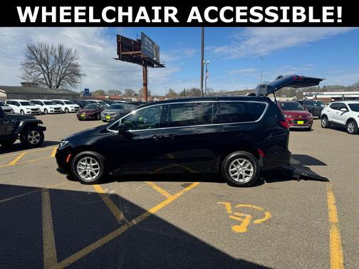 Diamond Black Crystal Pearlcoat 2026 Chrysler Pacifica L