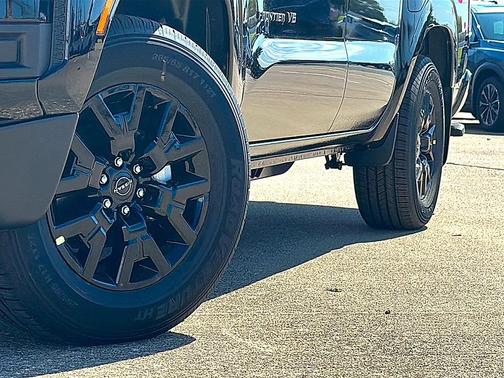 SUPER BLK 2027 Nissan Frontier SV