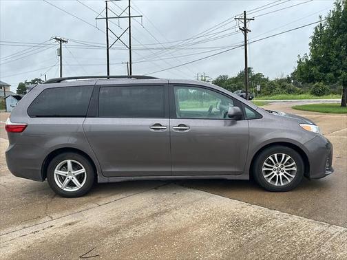 2019 Toyota Sienna XLE