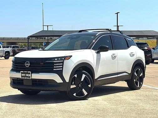 Aspen White Tricoat/Super Black 2025 Nissan Kicks SR