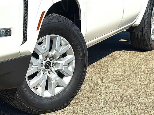 Glacier White 2024 Nissan Frontier SV