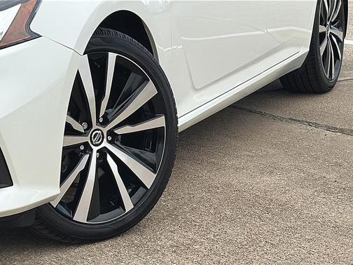 2022 Nissan Altima SR FWD