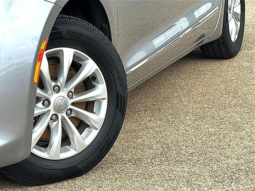 Billet Silver Metallic Clearcoat 2019 Chrysler Pacifica Touring L