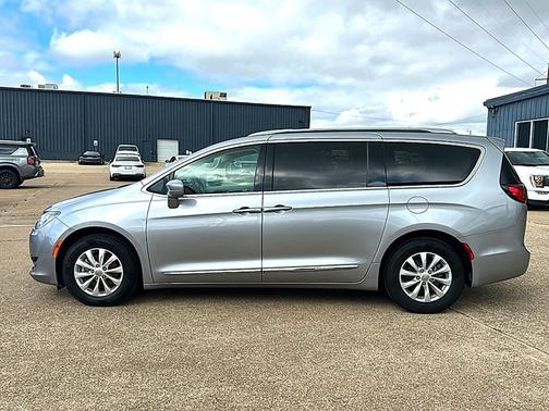Billet Silver Metallic Clearcoat 2019 Chrysler Pacifica Touring L