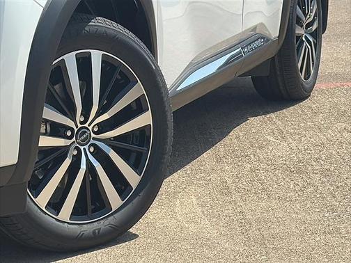 2025 Nissan Pathfinder Platinum FWD