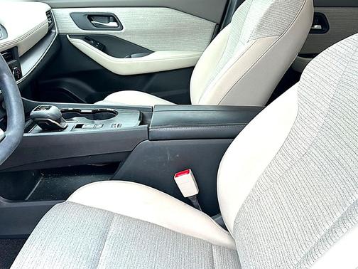 Pearl White Tricoat 2023 Nissan Rogue SV