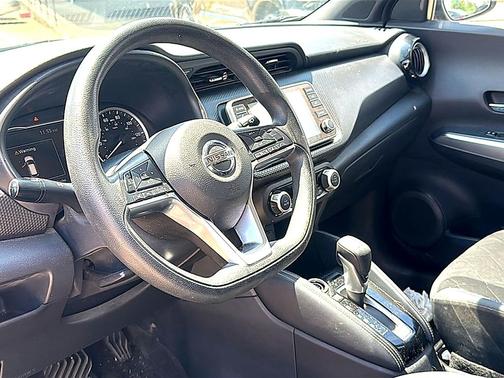 Super Black 2019 Nissan Kicks SV
