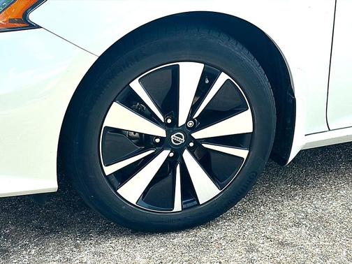 Pearl White Tricoat 2022 Nissan Altima 2.5 SV