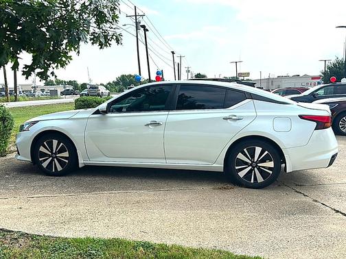 Pearl White Tricoat 2022 Nissan Altima 2.5 SV