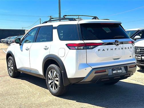 Everest White Pearl Tricoat 2026 Nissan Pathfinder SL