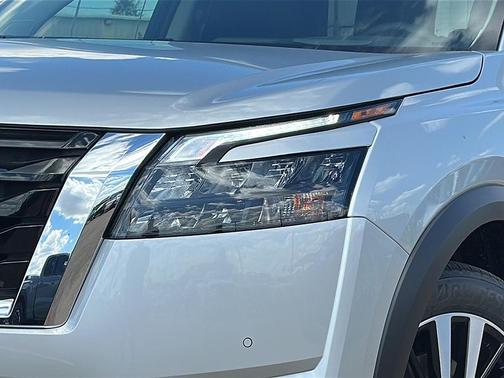 2025 Nissan Pathfinder Platinum FWD