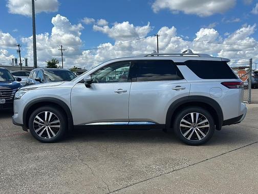 2025 Nissan Pathfinder Platinum FWD