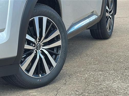 2025 Nissan Pathfinder Platinum FWD