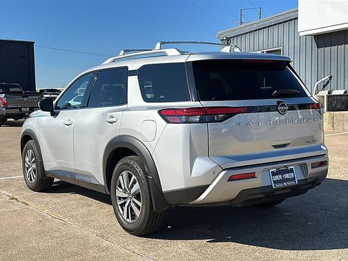 2023 Nissan Pathfinder SL 4WD