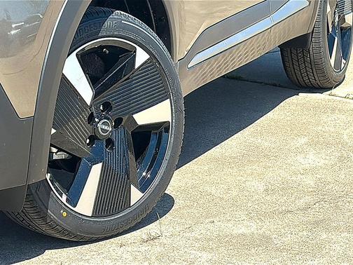 Canyon Bronze Metallic 2026 Nissan Kicks SR