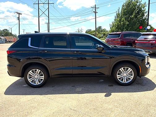 Labrador Black Pearl 2024 Mitsubishi Outlander ES