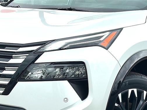 Everest White Pearl TriCoat 2026 Nissan Rogue Platinum