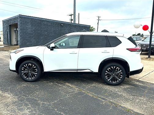 Everest White Pearl TriCoat 2026 Nissan Rogue Platinum