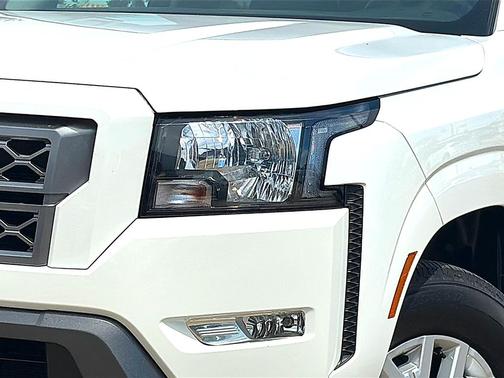 Glacier White 2024 Nissan Frontier SV
