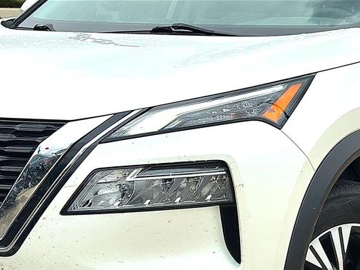 Pearl White Tricoat 2023 Nissan Rogue SV