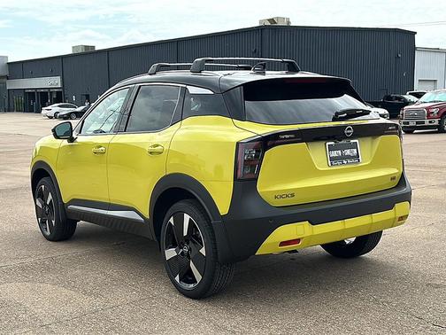 2025 Nissan Kicks SR