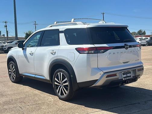 2025 Nissan Pathfinder Platinum FWD