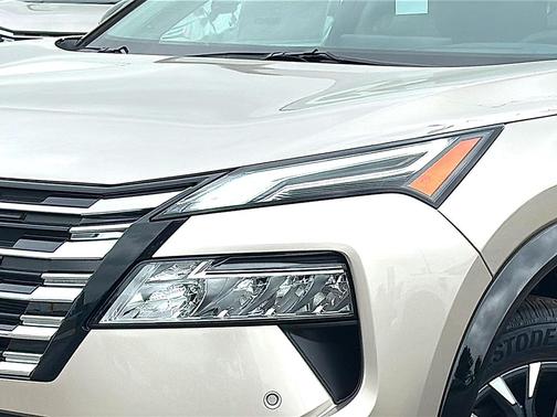 Champagne Silver Metallic / Super Black Two-tone 2026 Nissan Rogue Platinum