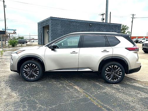 Champagne Silver Metallic / Super Black Two-tone 2026 Nissan Rogue Platinum