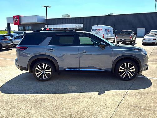 2025 Nissan Pathfinder Platinum FWD