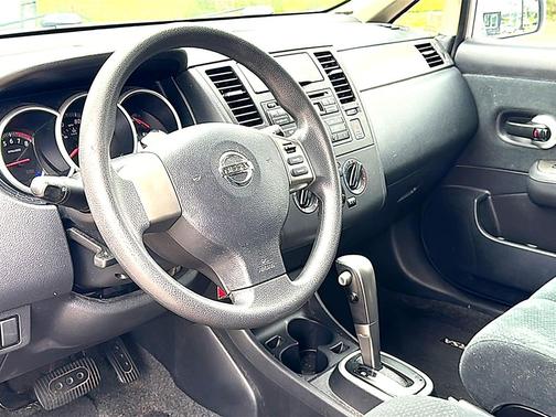Brilliant Silver 2011 Nissan Versa 1.8 S