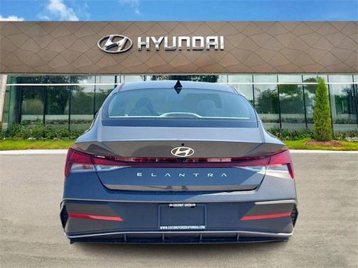 2025 Hyundai ELANTRA SE