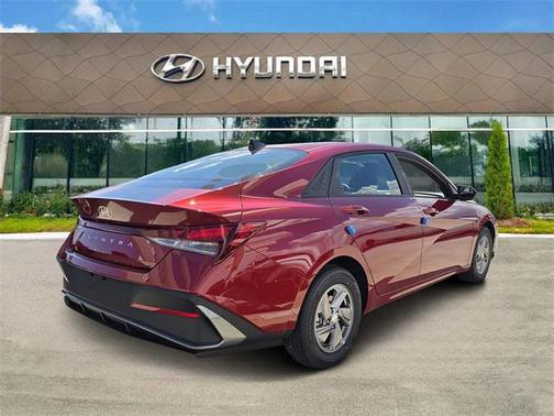 2025 Hyundai ELANTRA SE