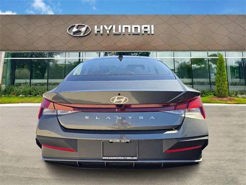 2025 Hyundai ELANTRA SE