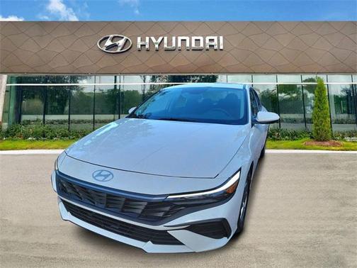 2025 Hyundai ELANTRA SE