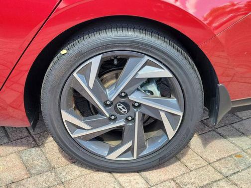 2025 Hyundai ELANTRA Limited