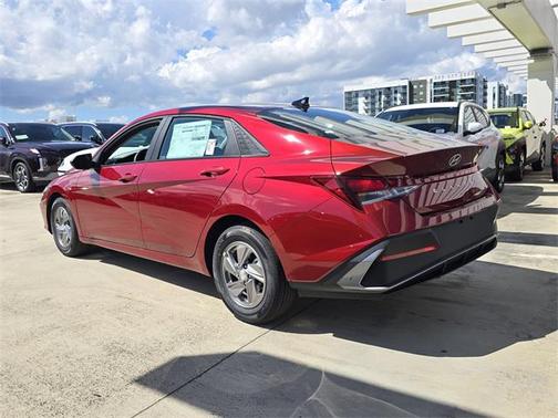 2025 Hyundai ELANTRA SE