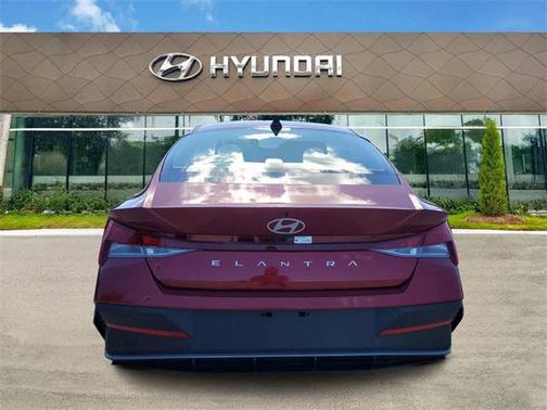 2025 Hyundai ELANTRA SE