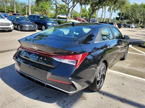 2025 Hyundai ELANTRA SEL