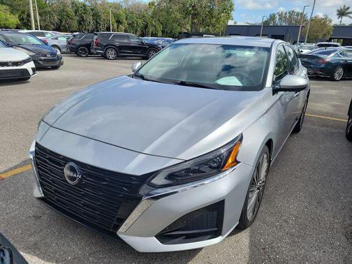 Brilliant Silver Metallic 2023 Nissan Altima 2.5 SL