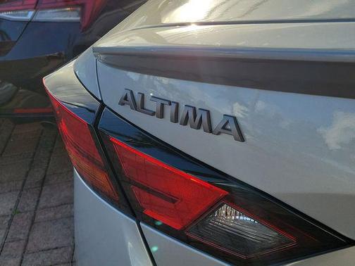 Brilliant Silver Metallic 2023 Nissan Altima 2.5 SL