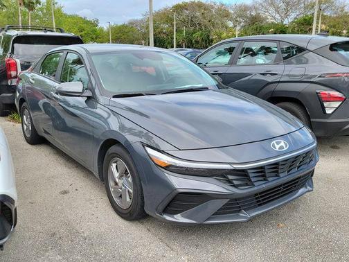 2024 Hyundai ELANTRA SE