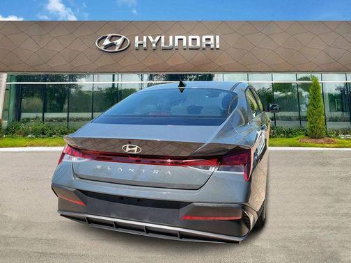 2024 Hyundai ELANTRA SE