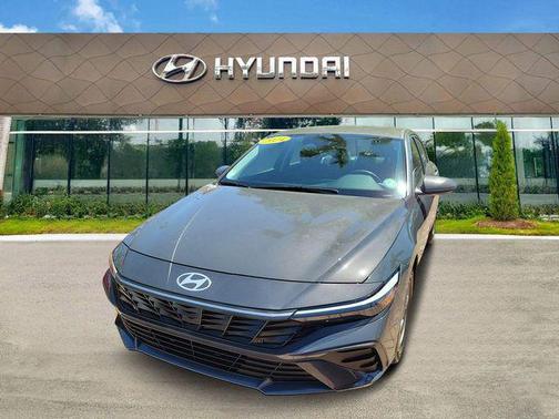 2024 Hyundai ELANTRA SE